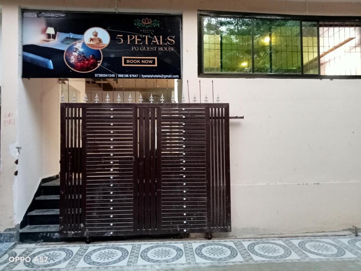 Hotel 5 Petals Varanasi Exterior foto