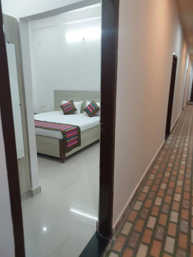 Hotel 5 Petals Varanasi Exterior foto
