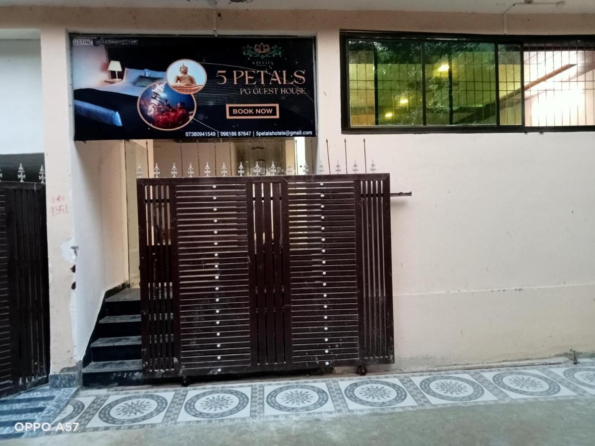 Hotel 5 Petals Varanasi Exterior foto