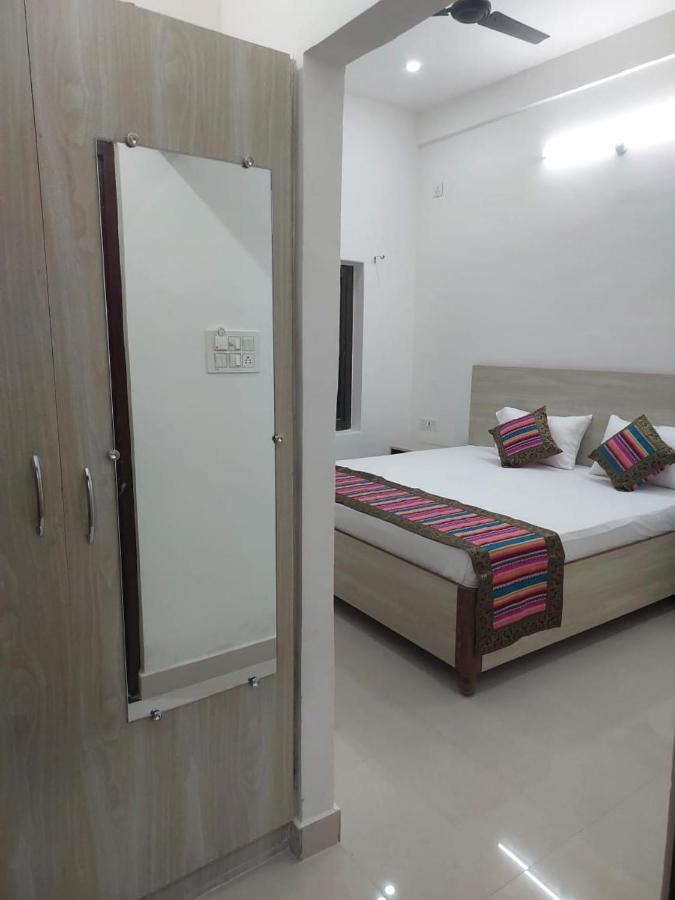 Hotel 5 Petals Varanasi Exterior foto
