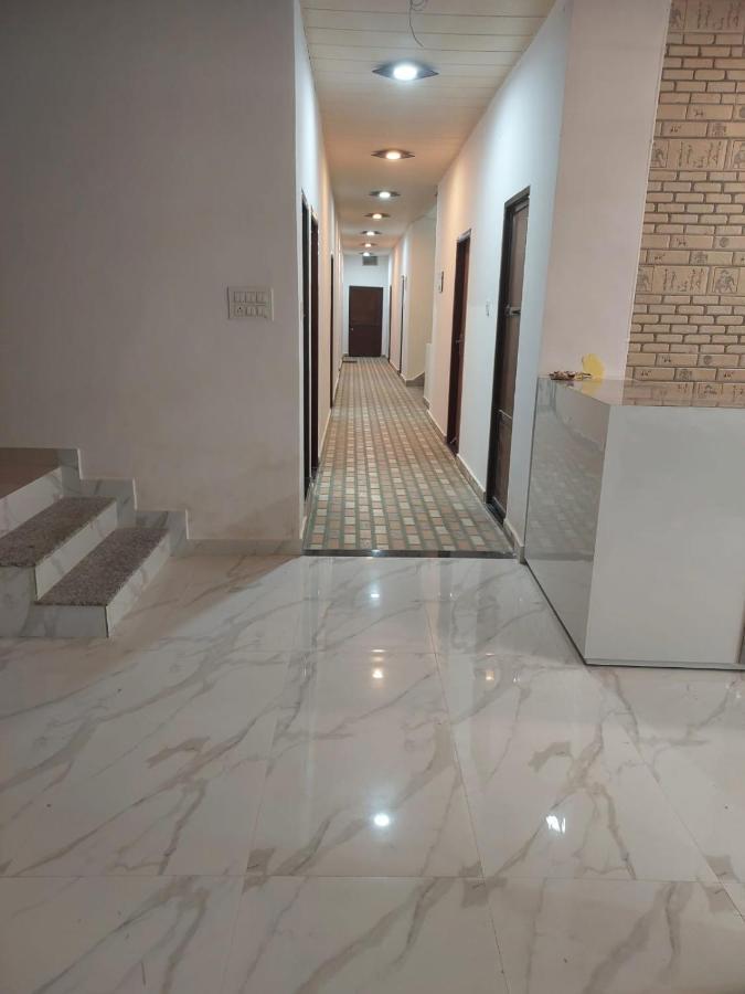 Hotel 5 Petals Varanasi Exterior foto