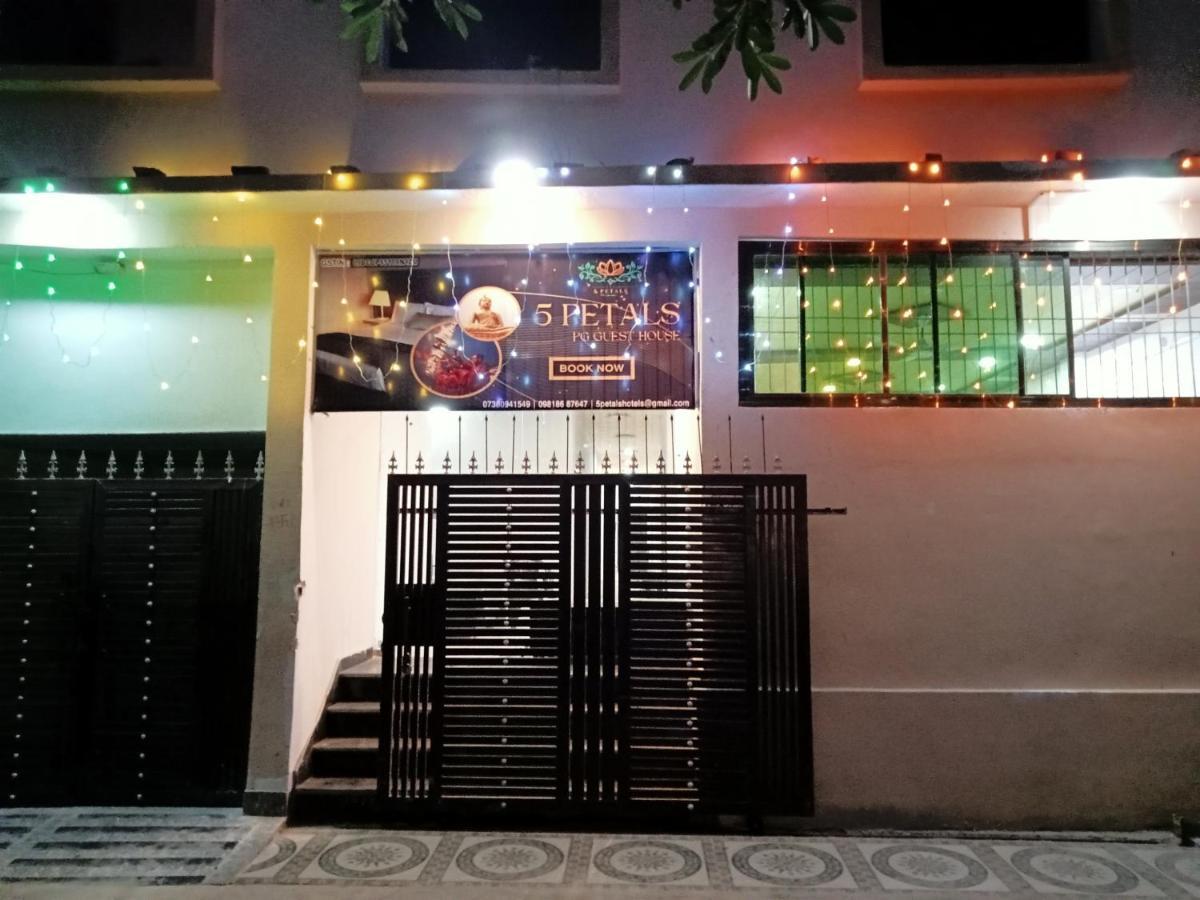 Hotel 5 Petals Varanasi Exterior foto