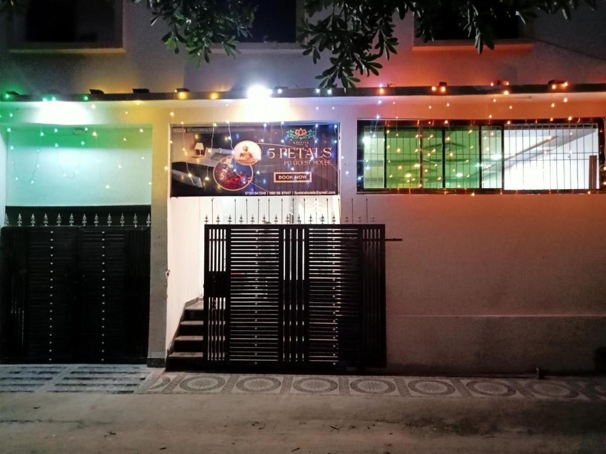 Hotel 5 Petals Varanasi Exterior foto