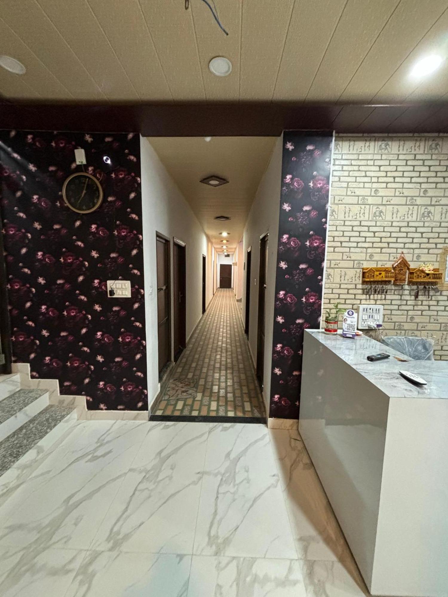 Hotel 5 Petals Varanasi Exterior foto