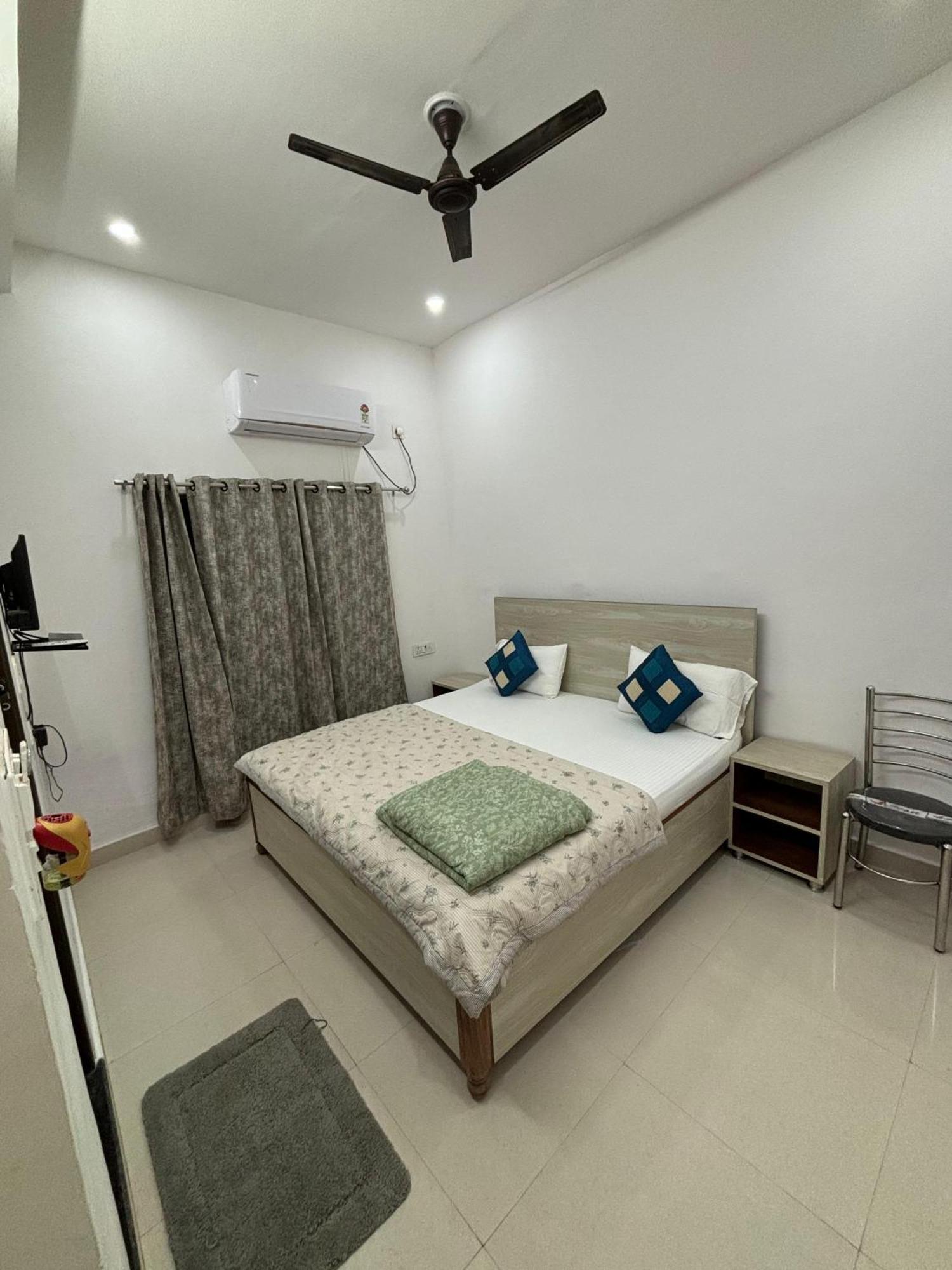 Hotel 5 Petals Varanasi Habitación foto