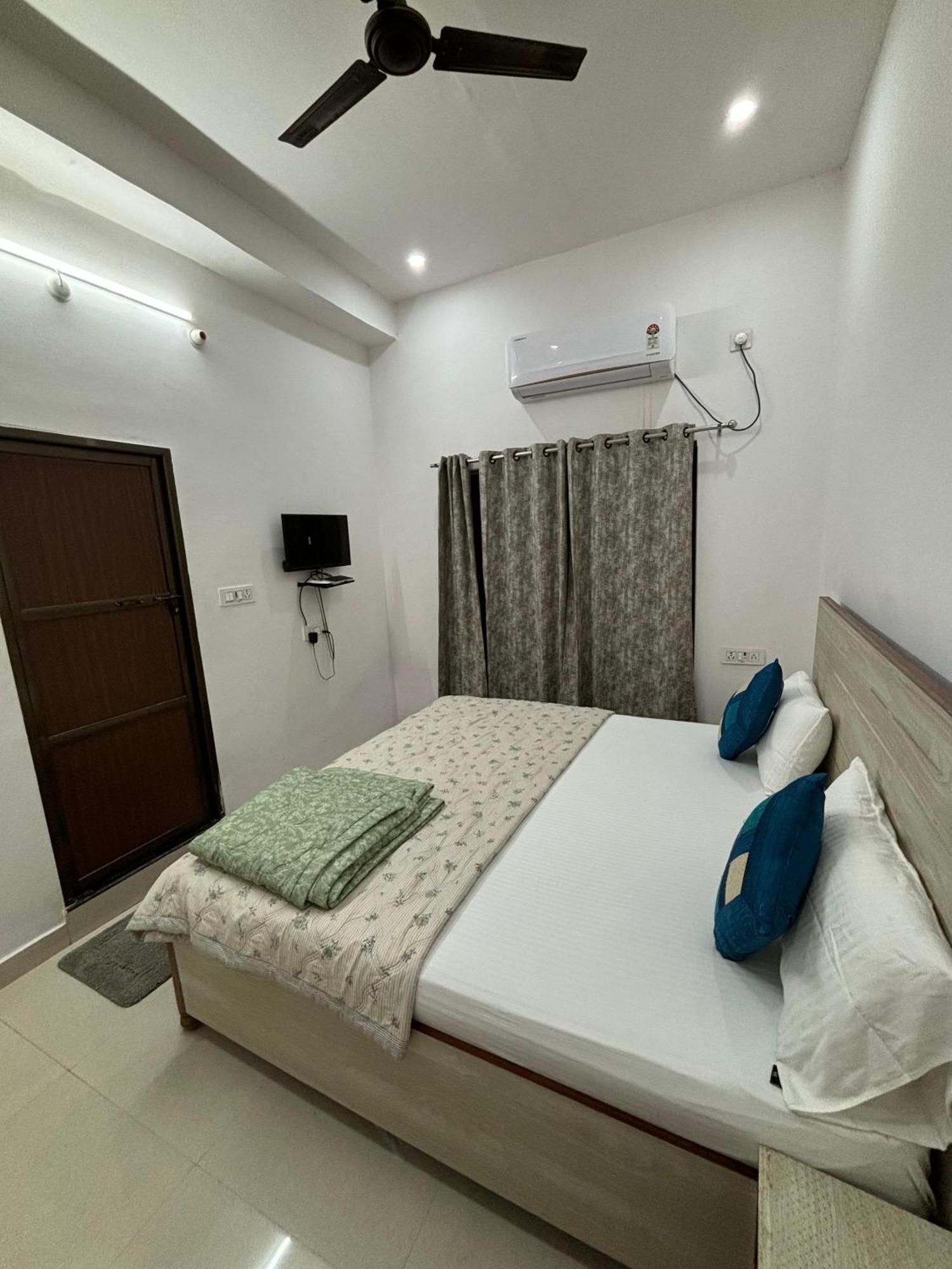 Hotel 5 Petals Varanasi Habitación foto
